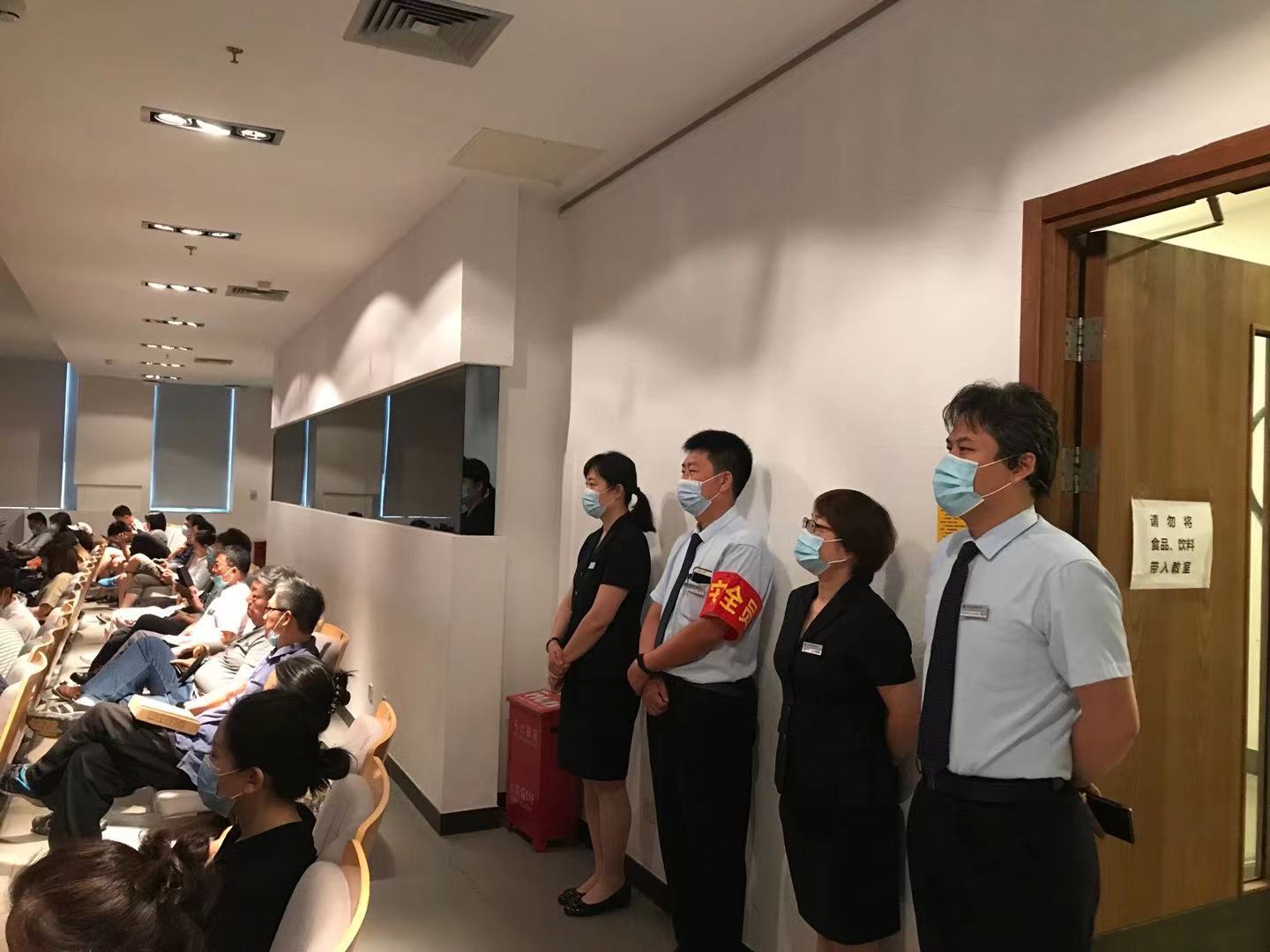 一群人站在房间里描述已自动生成 一群人站在房间里描述已自动生成