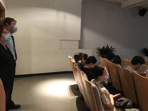 人在房间里中度可信度描述已自动生成 人在房间里中度可信度描述已自动生成