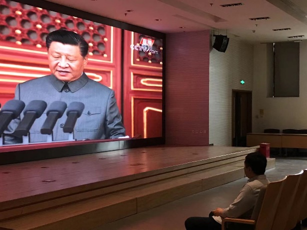 图片包含 室内, 人, 桌子, 男人描述已自动生成 图片包含 室内, 人, 桌子, 男人描述已自动生成