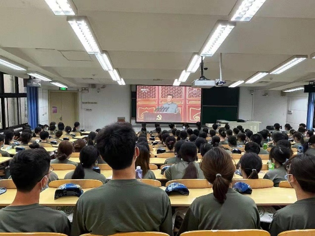 会议室里的人们描述已自动生成 会议室里的人们描述已自动生成