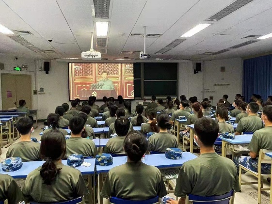 一群人在餐厅里中度可信度描述已自动生成 一群人在餐厅里中度可信度描述已自动生成