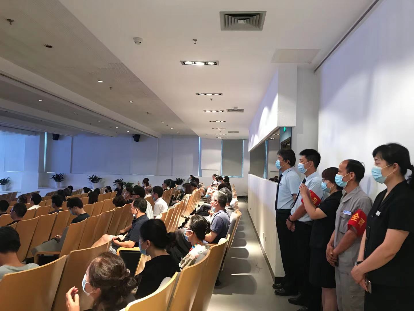 人们在看台上的人在房间里描述已自动生成 人们在看台上的人在房间里描述已自动生成