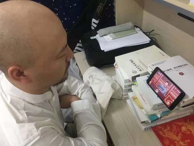 穿白色衣服的小孩低可信度描述已自动生成 穿白色衣服的小孩低可信度描述已自动生成